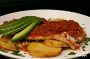 Запеченная рыба с картофелем и томатным соусом - фото шаг 6