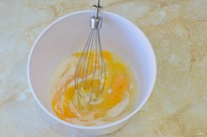 Блины на кефире с кипятком - фото шаг 2