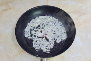 Слоёный салат с копчёной курицей - фото шаг 2