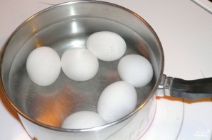 Яйца в форме сердечек - фото шаг 1