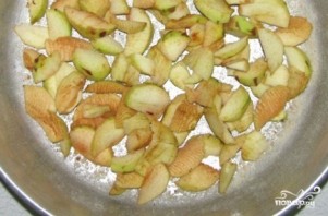 Пирог на кефире с яблоками - фото шаг 5