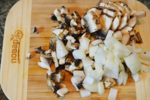 Кальмары, фаршированные грибами и черносливом - фото шаг 2