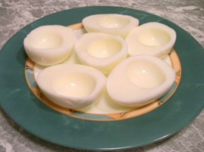 Яйца, фаршированные семгой - фото шаг 2