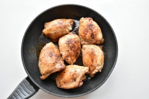 Куриные бедра в соусе - фото шаг 4