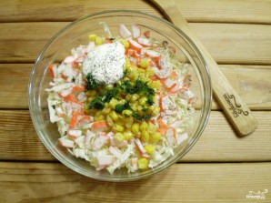 Салат с крабовыми палочками и кукурузой - фото шаг 4