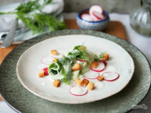 Весенний салат с огурцом и редисом - фото шаг 4