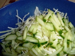 Салат капустный с колбасой - фото шаг 2