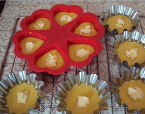 Бисквитные кексики в формочках - фото шаг 3