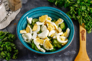 Салат с рукколой, яйцом и огурцом - фото шаг 3