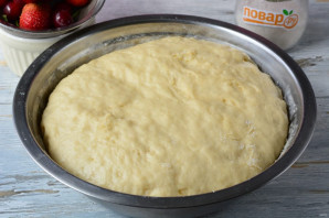Пирог с ягодами на молоке - фото шаг 9