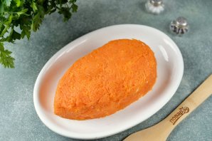 Салат "Морковка" с копченой курицей - фото шаг 7
