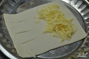 Слоеное тесто с сыром в духовке - фото шаг 2