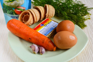 Тарталетки с сыром, чесноком и морковкой - фото шаг 1