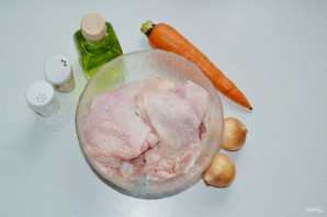 Курица тушеная с морковью и луком - фото шаг 1