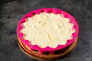 Шарлотка с яблоками и корицей - фото шаг 9