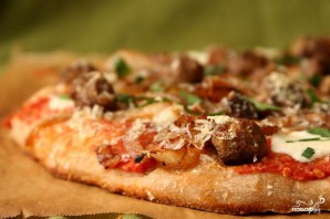 Пицца с фрикадельками, луком и петрушкой - фото шаг 3