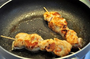 Куриные шашлычки на шпажках на сковороде - фото шаг 3