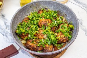 Филе куриного бедра на сковороде - фото шаг 7