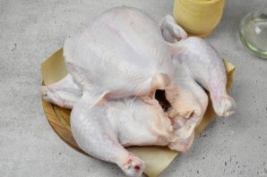 Курица в духовке на банке - фото шаг 2