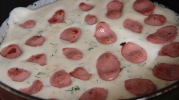 Омлет с сыром и колбасой - фото шаг 4