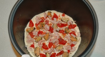 Пицца с морепродуктами в мультиварке - фото шаг 4