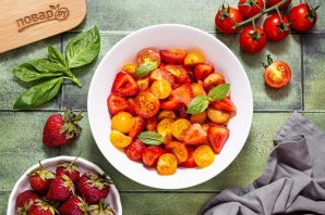 Салат с клубникой и помидорами - фото шаг 10