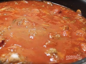 Спагетти с фаршем и колбасой под томатным соусом - фото шаг 7