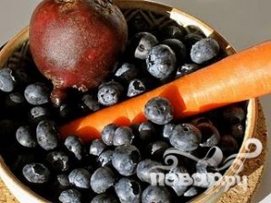 Витаминный напиток из свеклы, моркови и черники - фото шаг 1