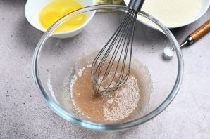 Блины на кефире дрожжевые - фото шаг 3