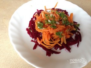 Салат из вареной свеклы и моркови - фото шаг 8