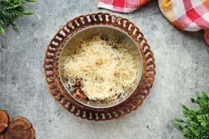 Салат "Арбузная долька" с курицей и грибами - фото шаг 5