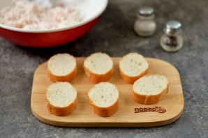 Бутерброды со сливочным сыром, киви и крабовыми палочками - фото шаг 3