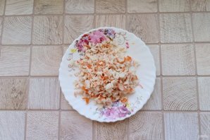 Слоёный салат "Нежность" с крабовыми палочками - фото шаг 6