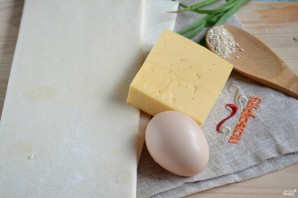 Слойки с сыром из готового слоеного теста - фото шаг 1