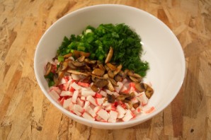 Диетический салат с крабовыми палочками - фото шаг 6