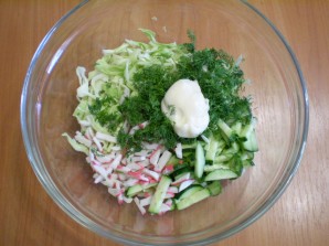 Капустный салат с крабовыми палочками - фото шаг 3