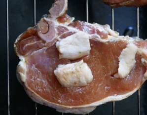 Свинина на косточке в духовке - фото шаг 2
