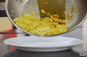 Яичница-болтунья с сыром - фото шаг 6