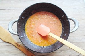 Фрикадельки в сметанно-томатном соусе - фото шаг 6