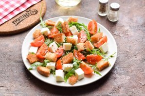 Салат с рукколой, помидорами и сухариками - фото шаг 6