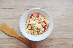 Салат с крабовыми палочками, яблоками и сухариками - фото шаг 7