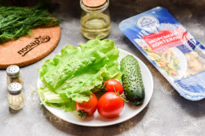 Салат с морепродуктами и помидорами - фото шаг 1