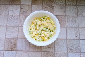 Салат "Прованс" с кукурузой и колбасным сыром - фото шаг 6