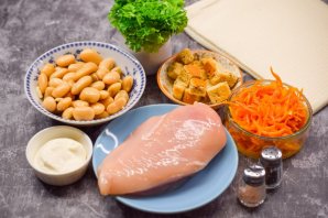 Салат "Обжорка" с фасолью, курицей и сухариками - фото шаг 1