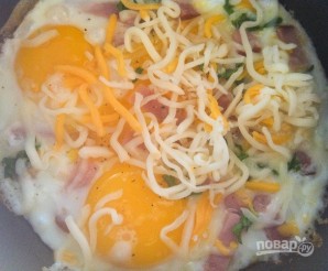 Яйцо с сыром и ветчиной - фото шаг 4