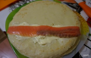 Блинные роллы со сливочным сыром и красной рыбой - фото шаг 4
