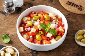 Турецкий салат из помидоров, оливок, лука и хлеба - фото шаг 6