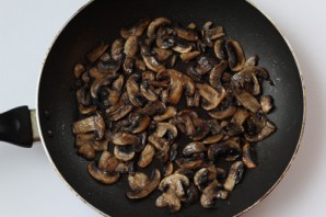 Салат с грибами жареными слоями - фото шаг 5