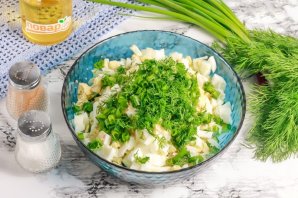 Салат с яйцом, огурцом, зелёным луком и сыром - фото шаг 5