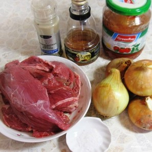 Тушеное мясо в помидорно-луковой подливке - фото шаг 1
